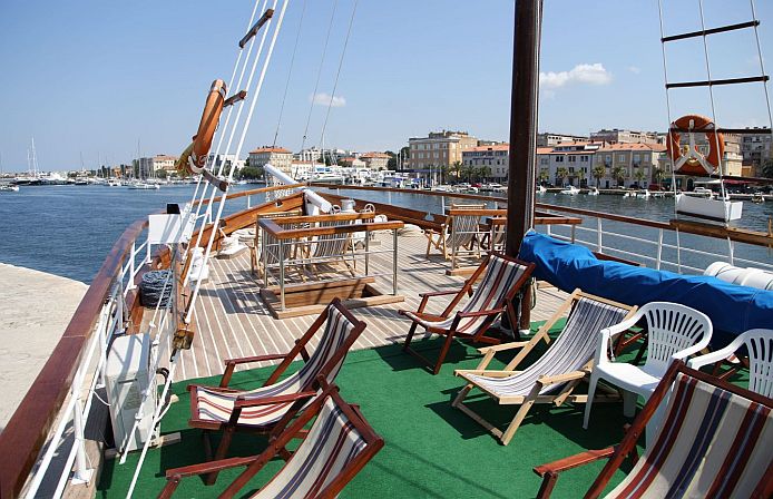 Oberdeck mit gemütlichen Sonnenliegen